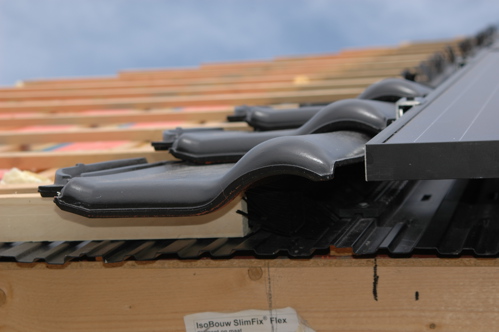 Onderaanzicht van SlimFix XT met indak PV systeem en zonnepaneel en dakpannen.