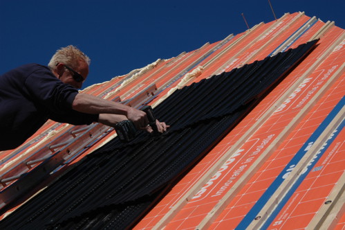 Projectfoto waarbij het indak PV systeem wordt gemonteerd op de SlimFix XT dakelement.
