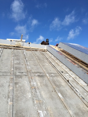 Renovatieproject waar Slimfix RenoTwin op het oude dakbeschot wordt geplaatst.