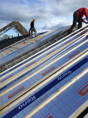 Vakmensen monteren SlimFix RenoTwin isolatieplaten op het hellende dak.