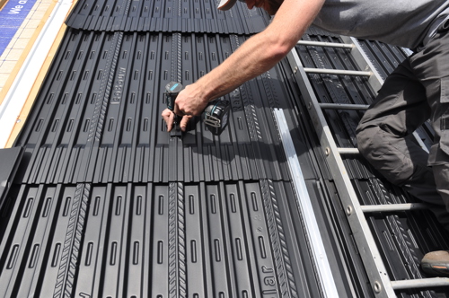 Monteren van een solar indak systeem op de SlimFix RenoTwin isolatieplaten