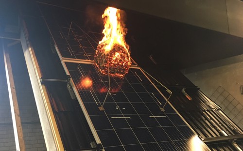 Foto van een testomgeving met een vliegvuurtest