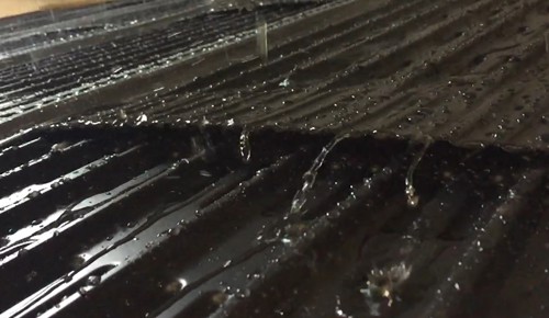 Foto van een test waarbij de waterdichting van de solarmodule wordt aangetoond.