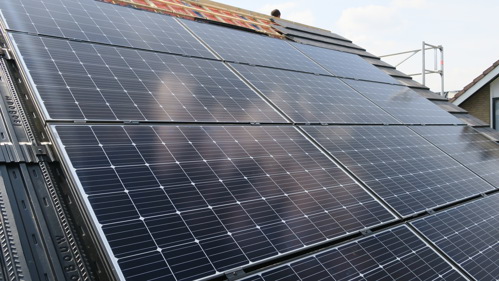 Projectfoto van indak zonnepanelen op SlimFix RenoTwin dakisolatie