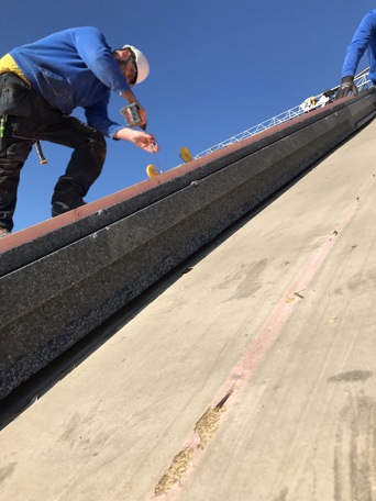 Zijaanzicht van een SlimFix RenoTwin isolatieplaat die gemonteerd wordt op een bestaande dakconstructie.