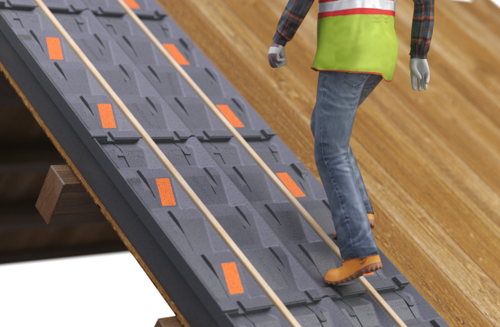 Installateur loopt eenvoudig over SlimFix RenoPro dankzij matrijsgevormde tredes.